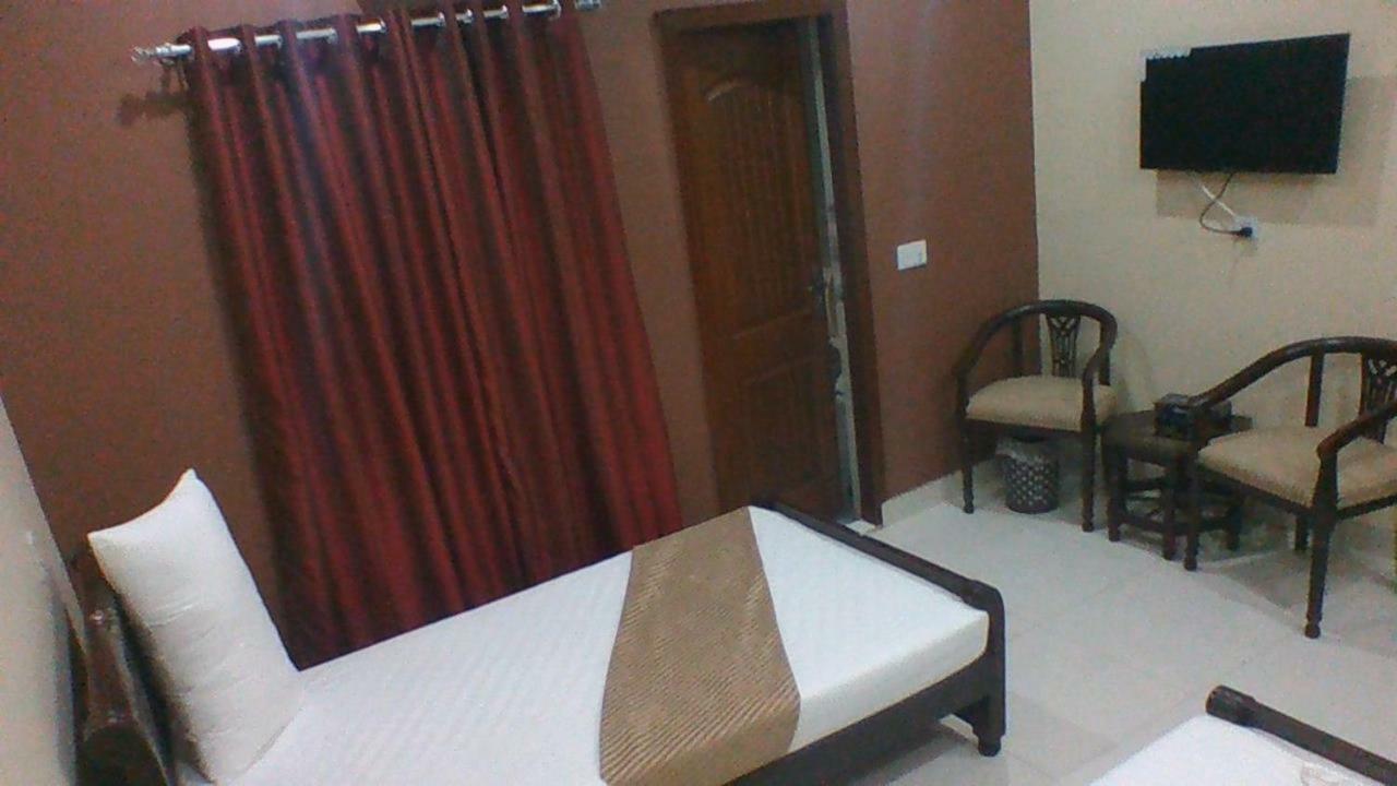 Red Roof Hotel Sahiwal Bagian luar foto