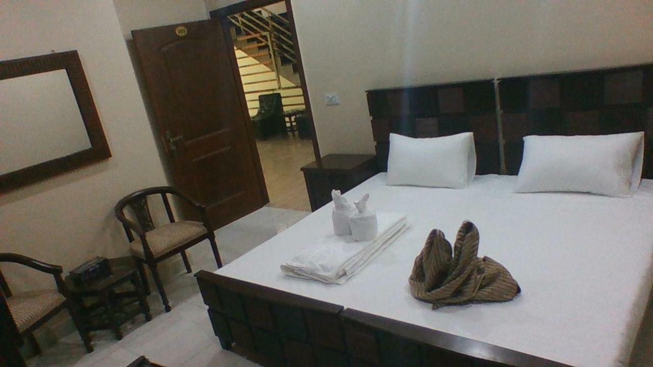 Red Roof Hotel Sahiwal Bagian luar foto