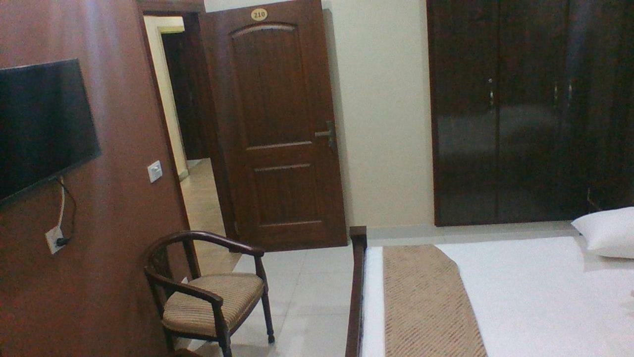Red Roof Hotel Sahiwal Bagian luar foto