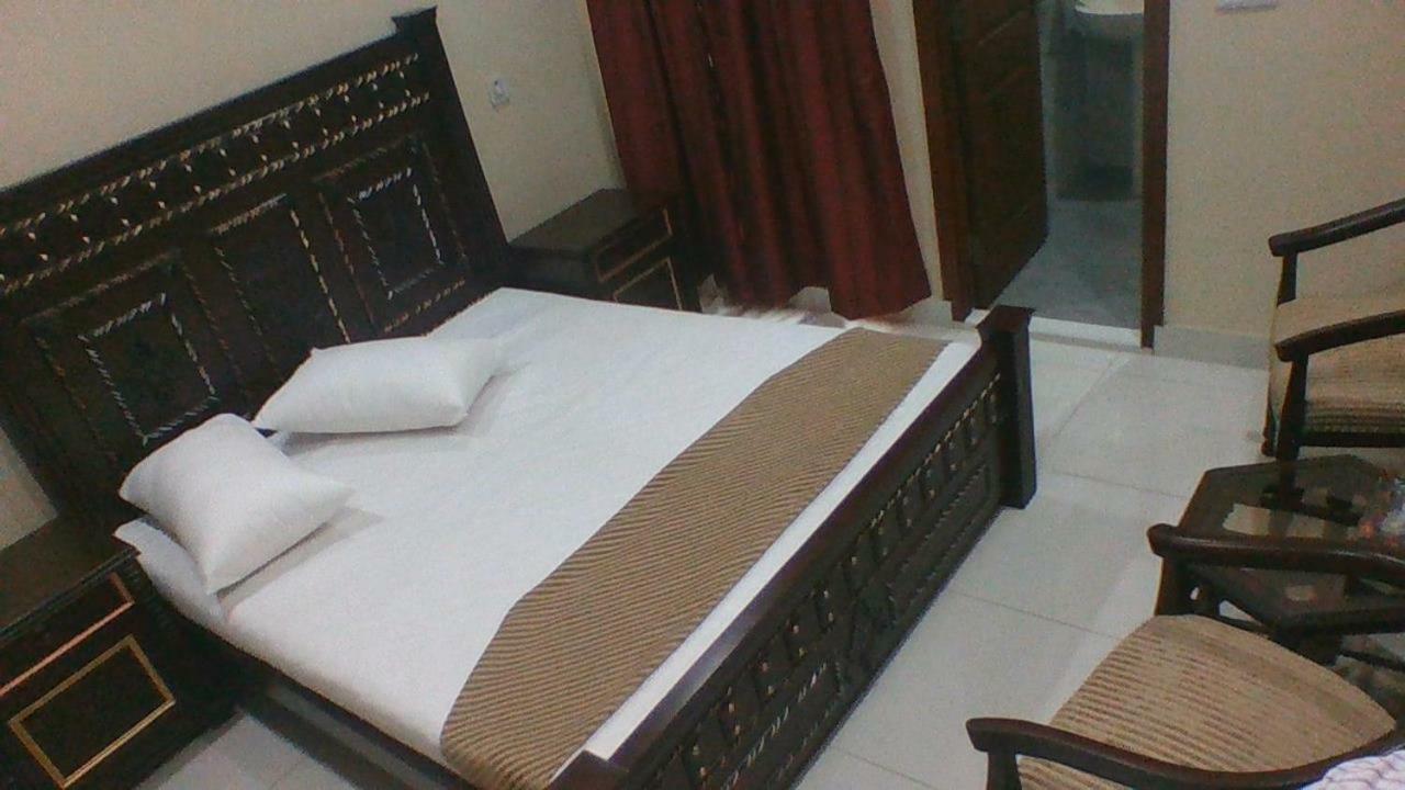 Red Roof Hotel Sahiwal Bagian luar foto